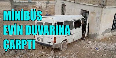 TARIM İŞÇİLERİNİ TAŞIYAN MİNİBÜS EVİN DUVARINA ÇARPTI: 15 YARALI