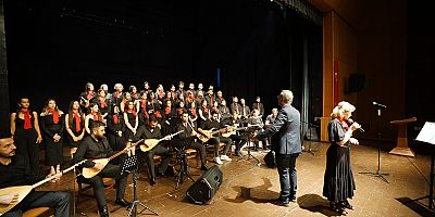 TÜRK HALK MÜZİĞİ KOROSU SÖYLEDİ, MÜZİKSEVERLER EŞLİK ETTİ