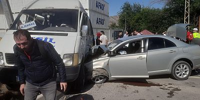 TÜRKOĞLU’NDA MİNİBÜS İLE OTOMOBİL ÇARPIŞTI: 8 YARALI