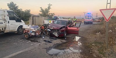 TÜRKOĞLU’NDA OTOMOBİL İLE SEPETLİ MOTOSİKLET ÇARPIŞTI: 2 YARALI