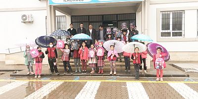 ÜLKÜ OCAKLARI’NDAN ÖĞRENCİLERE ÇANTA VE ŞEMSİYE DESTEĞİ