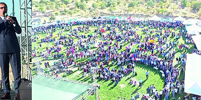ÜNAL, FESTİVALDE VATANDAŞLARLA BULUŞTU