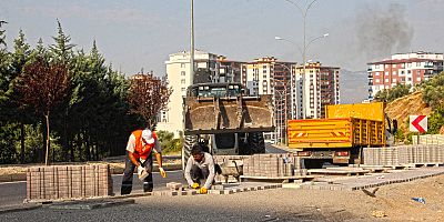 ÜNİVERSİTE GÜZERGÂHININ YAYA YOLU SORUNU ÇÖZÜLÜYOR
