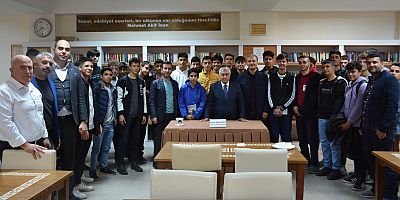 USTA KALEMLER KÜTÜPHANE SÖYLEŞİLERİ’NDE OKURLARA SESLENİYOR