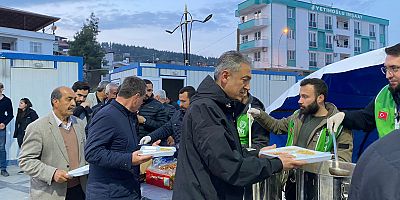 VALİ AKKOYUN İLK İFTARINI VATANDAŞLARLA BİRLİKTE YAPTI