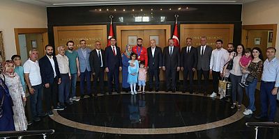 VALİ COŞKUN, MİLLİ GÜREŞÇİ HEMŞEHRİMİZ BURHAN AKBUDAK’I MİSAFİR ETTİ