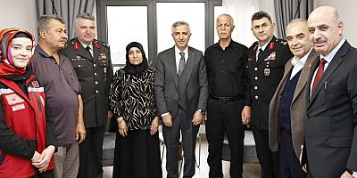 VALİ ÜNLÜER’DEN DEPREMZEDE AİLELERE ANLAMLI BAYRAM ZİYARETİ