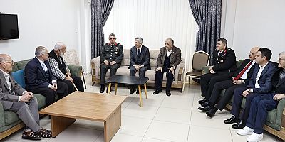 VALİ ÜNLÜER, HUZUREVİ SAKİNLERİYLE BAYRAMLAŞTI