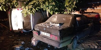 VİRAJI ALAMAYAN ARAÇ BAHÇE DUVARINA ÇARPTI: 2 YARALI
