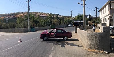 VİRAJI ALAMAYAN SÜRÜCÜ OTOMOBİLİYLE DUVARA ÇARPTI: 1 YARALI