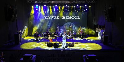 YAVUZ BİNGÖL SÖYLEDİ, MÜZİKSEVERLER EŞLİK ETTİ