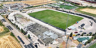 YENİ FUTBOL SAHASININ YAPIMI BÜYÜK BİR HIZLA SÜRÜYOR