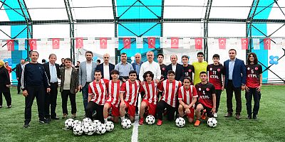 YENİ HALI SAHA GENÇLERİN HİZMETİNE SUNULDU
