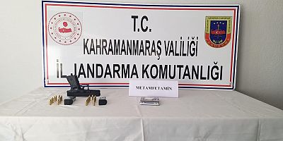 YOLCUNUN ÜZERİNDE RUHSATSIZ TABANCA VE UYUŞTURUCU BULUNDU