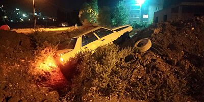 YOLDAN ÇIKAN OTOMOBİL TOPRAK YIĞININA  ÇARPTI: 4 YARALI