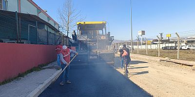 YOLLARDA ASFALT ÇALIŞMASI KESİNTİSİZ SÜRÜYOR