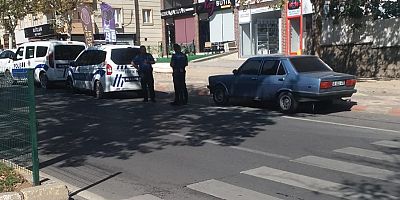 YOLUN KARŞISINA GEÇMEK İSTEYEN ÖĞRENCİYE OTOMOBİL ÇARPTI
