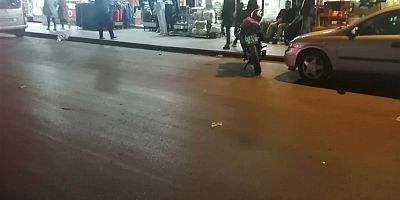 YOLUN KARŞISINA GEÇMEK İSTEYEN YAYAYA MOTOSİKLET ÇARPTI