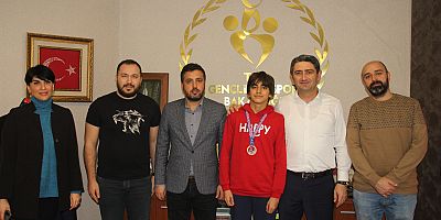 YÜZÜCÜ ALİ ERTEKİN’DEN MÜDÜR CEMİL BOZ’U ZİYARET ETTİ