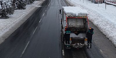 ZORLU KIŞ ŞARTLARINA RAĞMEN ONİKİŞUBAT’TA TEMİZLİK HİZMETLERİ AKSAMIYOR